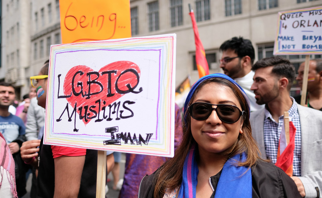 Muslimische Pride in London. Man sieht eine Frau mit einem Schild auf dem "LGBTQ Muslims" drauf steht.