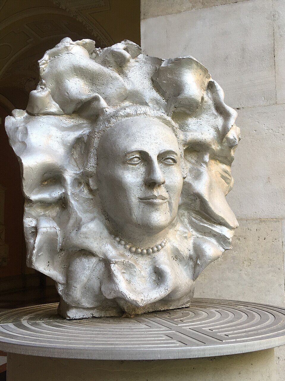 Plastisches Porträt der Psychologin Charlotte Bühler als skulpturales Denkmal im Arkadenhof der Universität Wien.