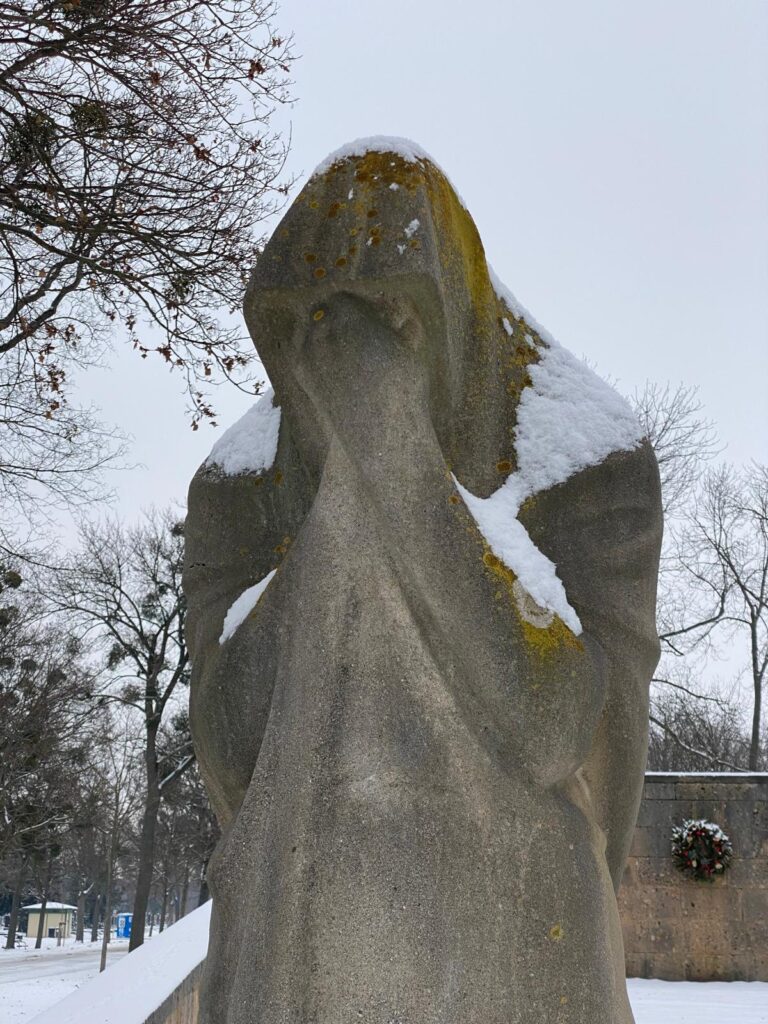 Allegorische Darstellung einer trauernden Frau am Mahnmal gegen Faschismus am Zentralfriedhof. Sie hält sich die Hände ins Gesicht.