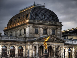 Außenansicht der Universität Wien mit dunklem, grauem Himmel