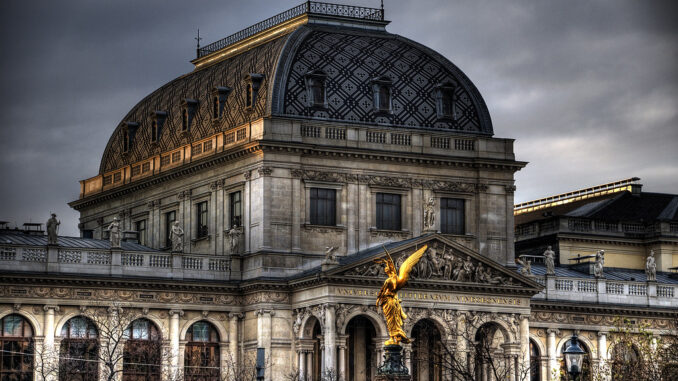 Außenansicht der Universität Wien mit dunklem, grauem Himmel